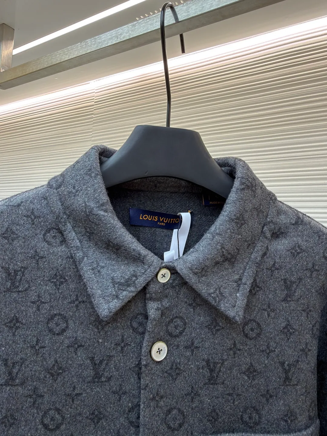 LOUIS VUITTON single-breasted jacket ●Original version: purchased and developed for 25500 ●Item number: 1682365-D50 ●Fabric: wool fabric ●Technology: made on positioning cutting machine ●Color: gray ●Version: fitted version ●Weight: about 1000 grams ●Size: 46-48-50-52 ●Description: This Louis Vuitton double-sided shirt-style single-breasted jacket is made of double-sided weaving technology. It selects high-density blended wool fabrics and is custom-woven and dyed to present classic old pattern dark patterns. It can be worn on both sides. One side has a dark gray presbyopic texture, and the other side has a solid matte texture. The fabric has been pre-shrunk and anti-pilling, making it soft to the touch and durable. The body of the garment adopts positioning cutting technology to accurately match the symmetry of the presbyopia pattern. The error of each piece is controlled within 0.2cm. The splicing joints are processed by manual overlocking technology, and the stitches are fine and smooth to avoid burr problems. The placket uses custom-made mother-of-pearl buttons, which are hand-polished and polished, with a warm texture. The shirt collar is three-dimensionally cut, with a built-in shaping interlining to ensure stiffness. The hem and cuffs are overlocked to enhance durability. The overall shape follows an ergonomic design, taking into account both wearing comfort and the brand's classic aesthetic details. The overall wiring is straight and delicate, the fabric is comfortable and soft, and the color is consistent without color difference. It can be matched with the same style to create a fashionable look and control various occasions. Customized accessories, complete with three standards, same style for men and women!